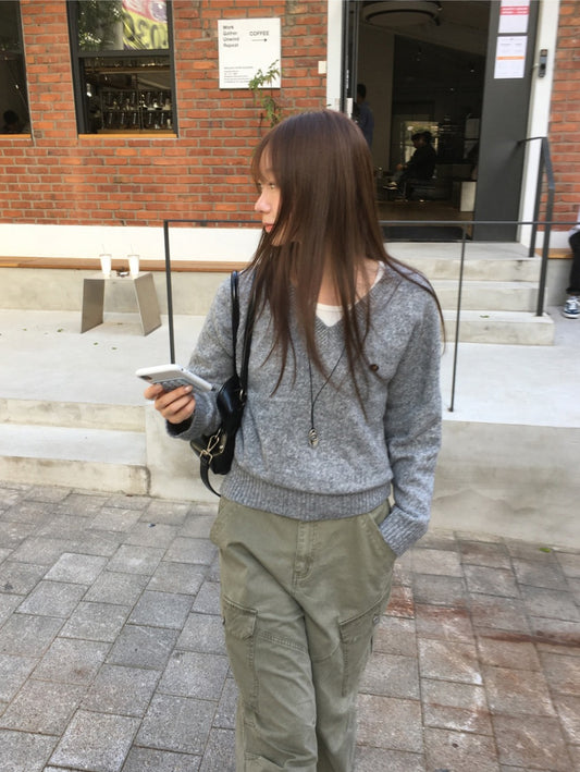 V領標扣細節寬鬆毛衣