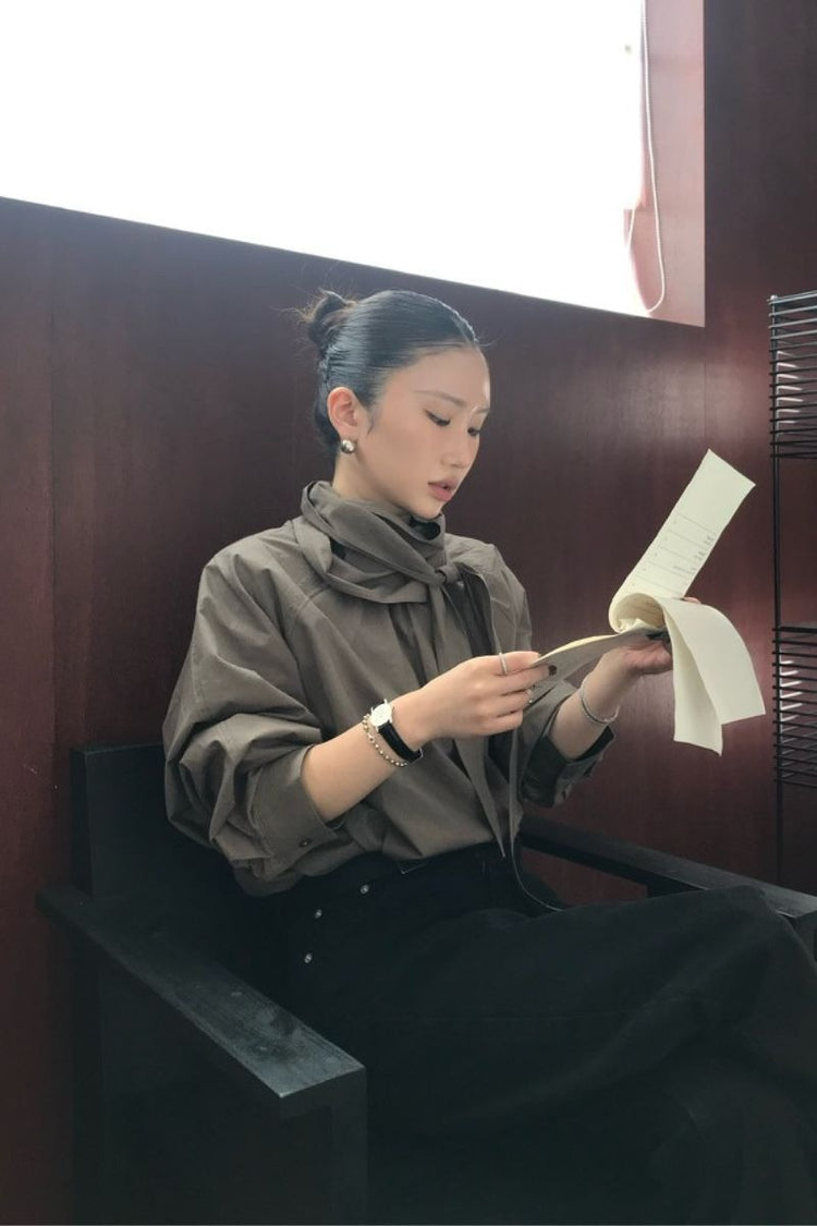 三角領巾圓領襯衫套裝