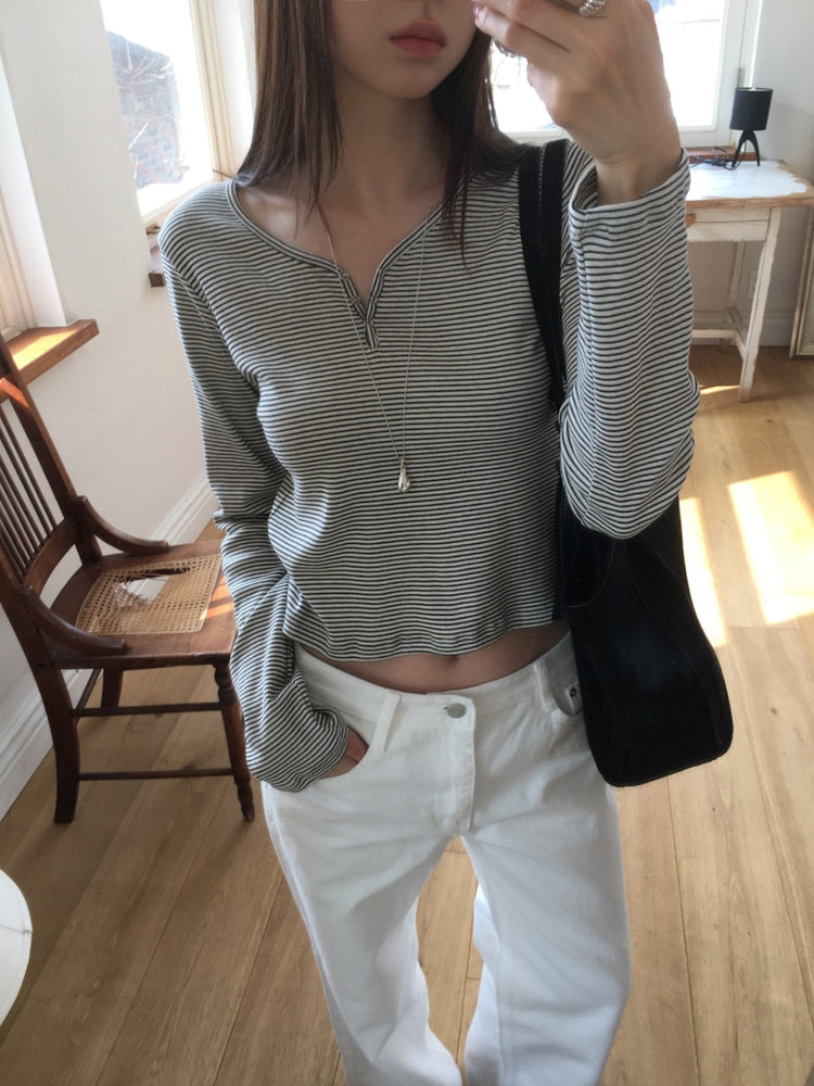 條紋V領暗扣細節上衣