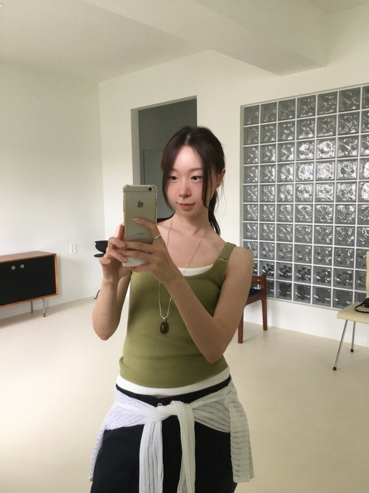 方領肩扣細節背心