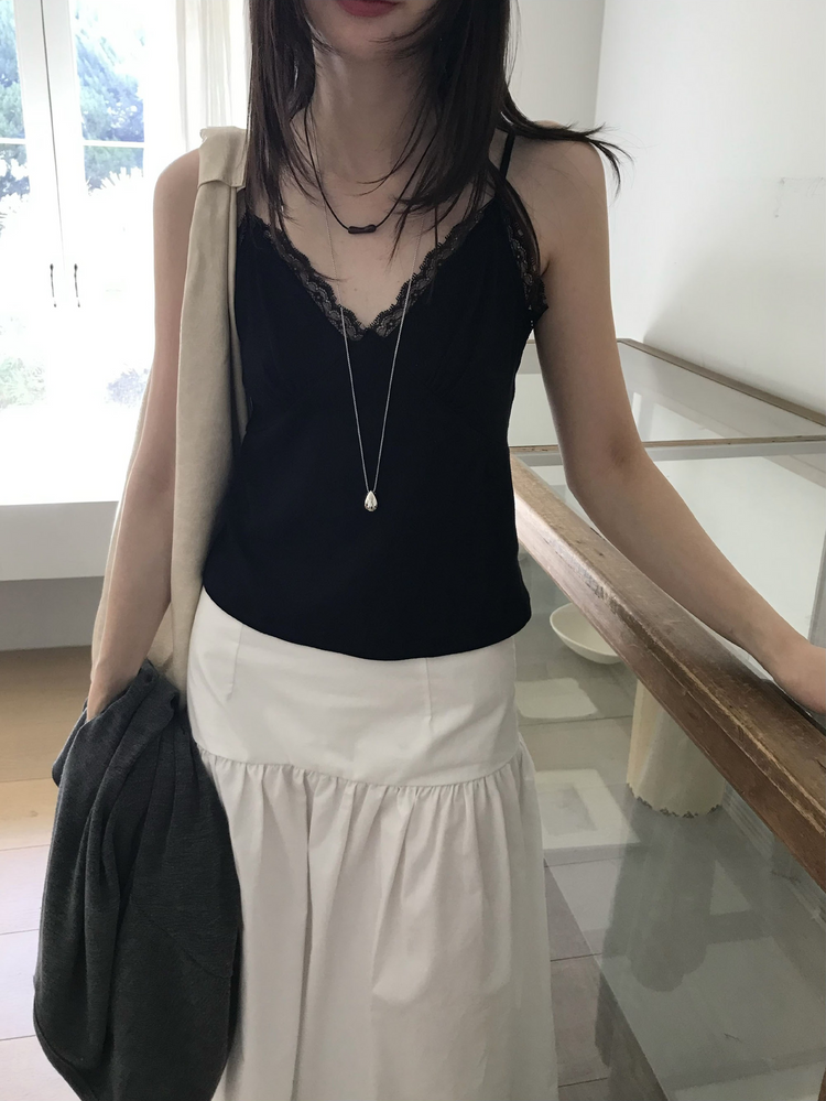 蕾絲邊胸線細節上衣