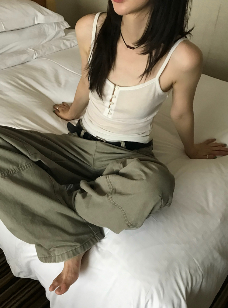 美色透膚扣鈕細節背心