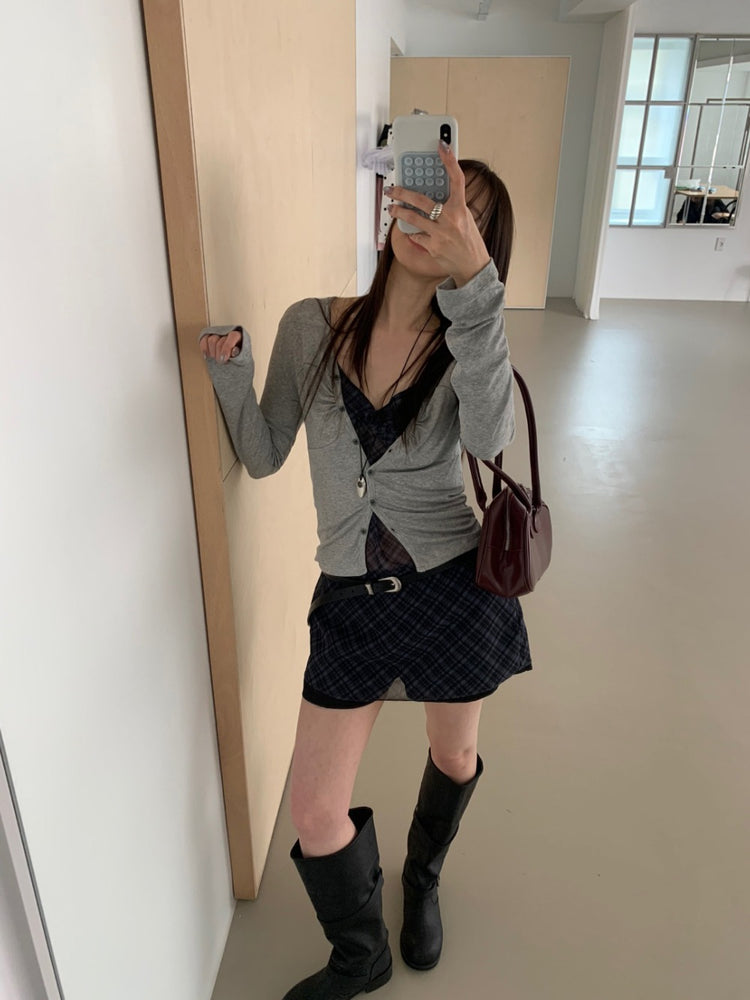 V領排鈕抓皺細節上衣