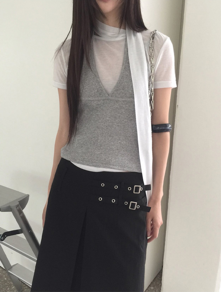 掛脖深V修腰上衣