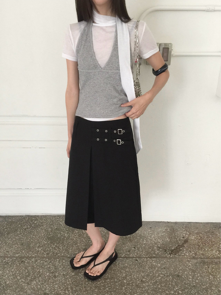 掛脖深V修腰上衣