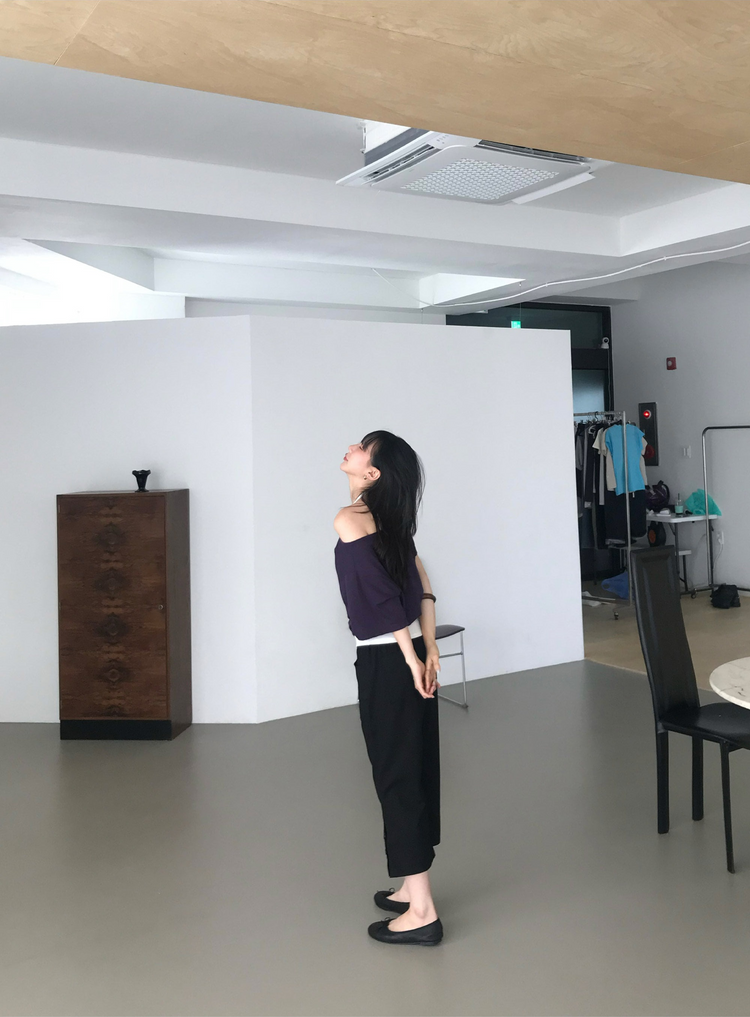 掛脖V領細節上衣