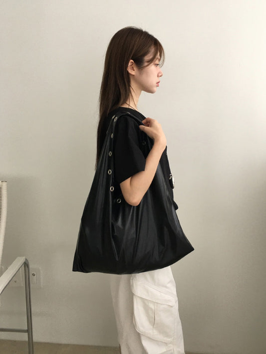 鉚釘扣細節hobo bag