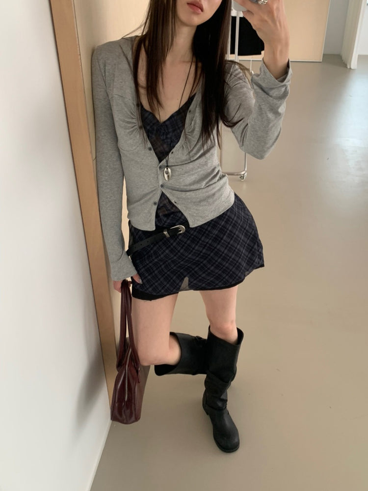 V領排鈕抓皺細節上衣
