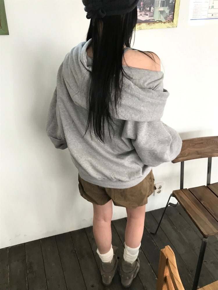 露肩連帽細節寬鬆衛衣