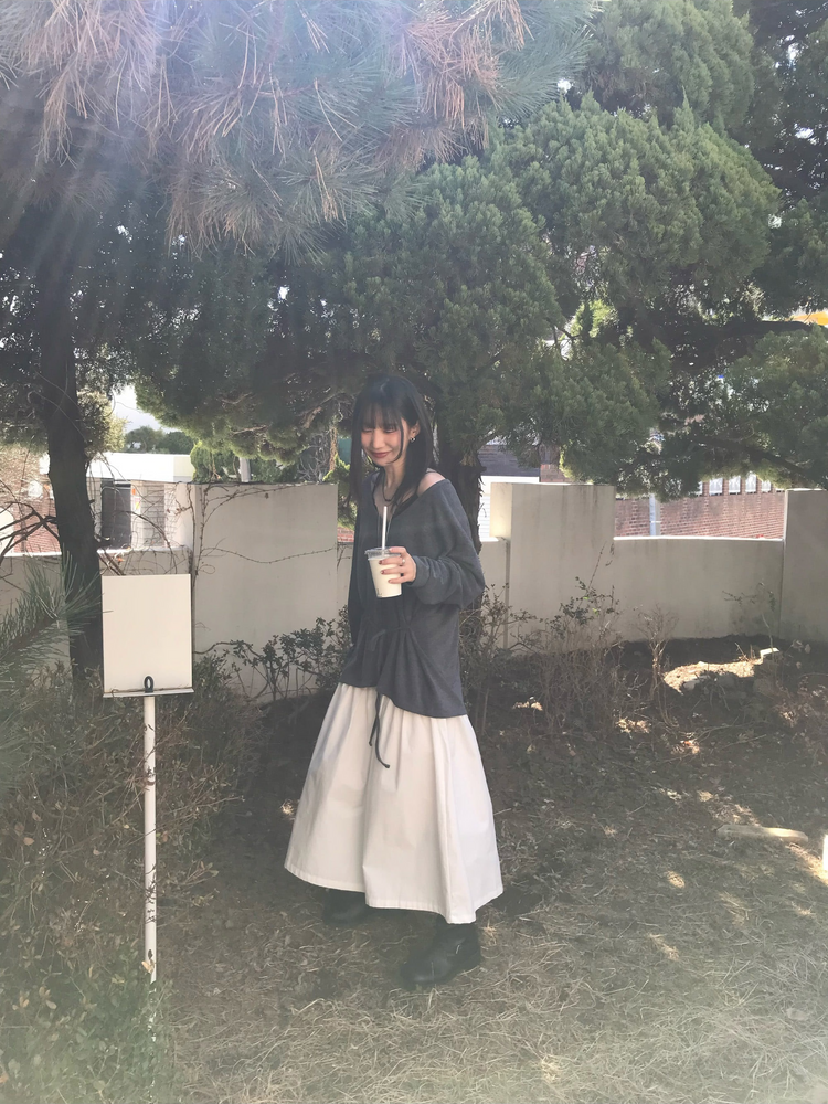 蕾絲邊胸線細節上衣