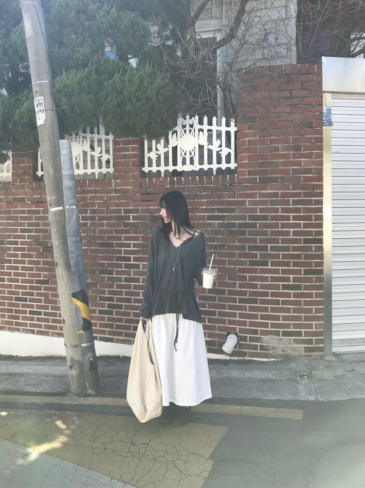 蕾絲邊胸線細節上衣