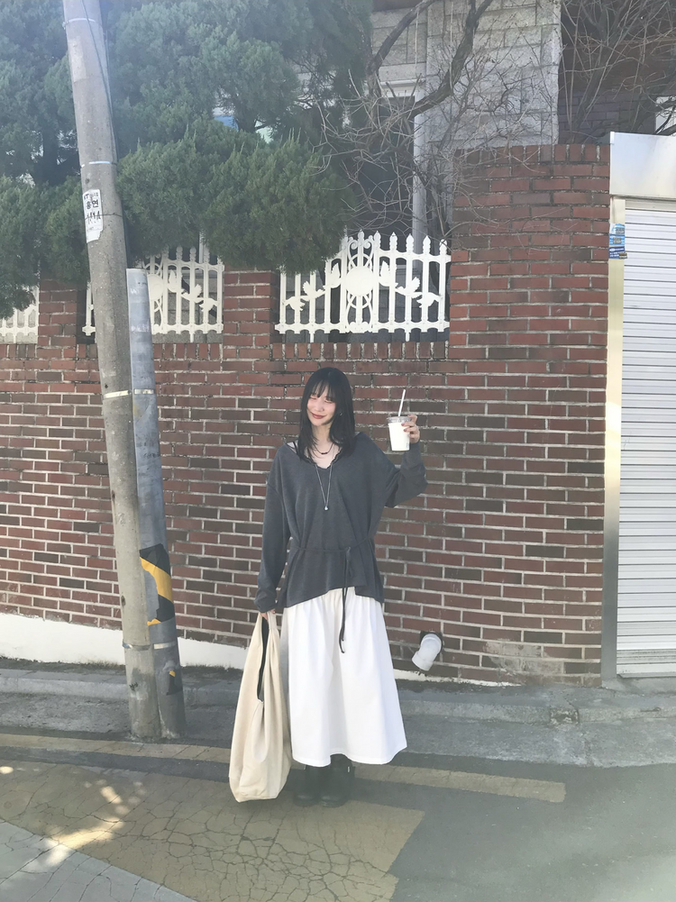 蕾絲邊胸線細節上衣