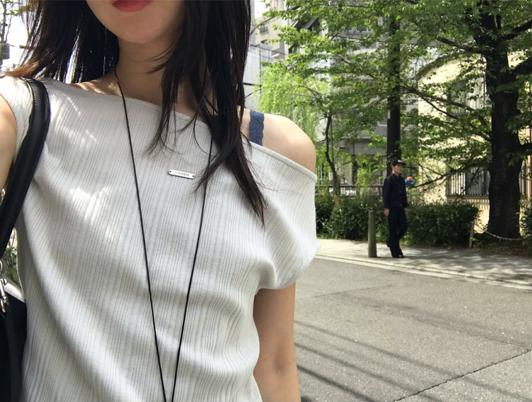 美肩鐵扣細節前後兩穿上衣