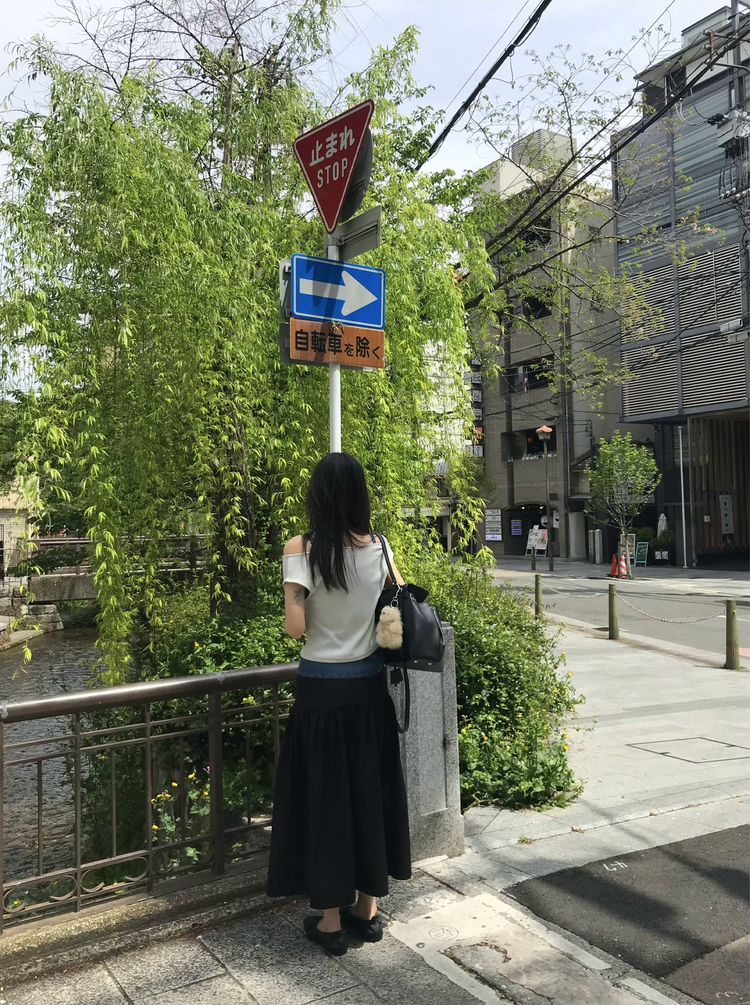 美肩鐵扣細節前後兩穿上衣
