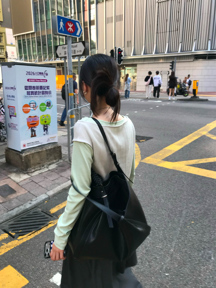 美肩鐵扣細節前後兩穿上衣