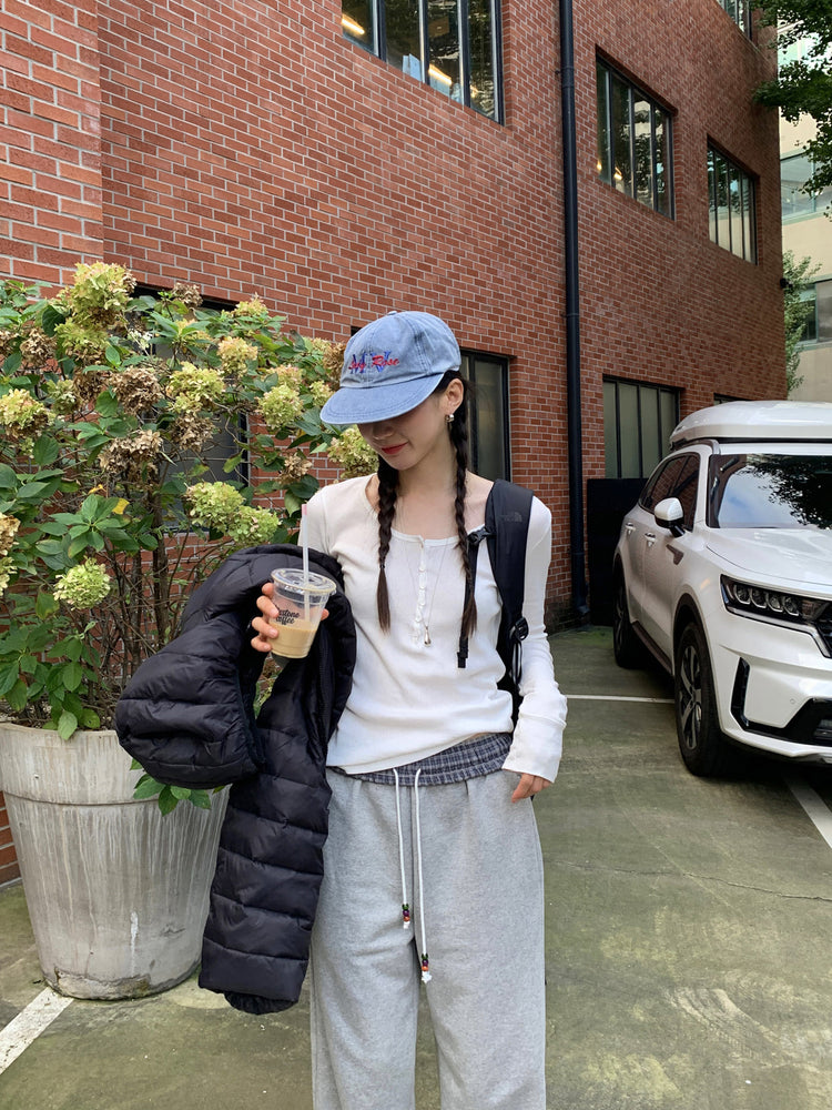 美色V領扣鈕修身上衣