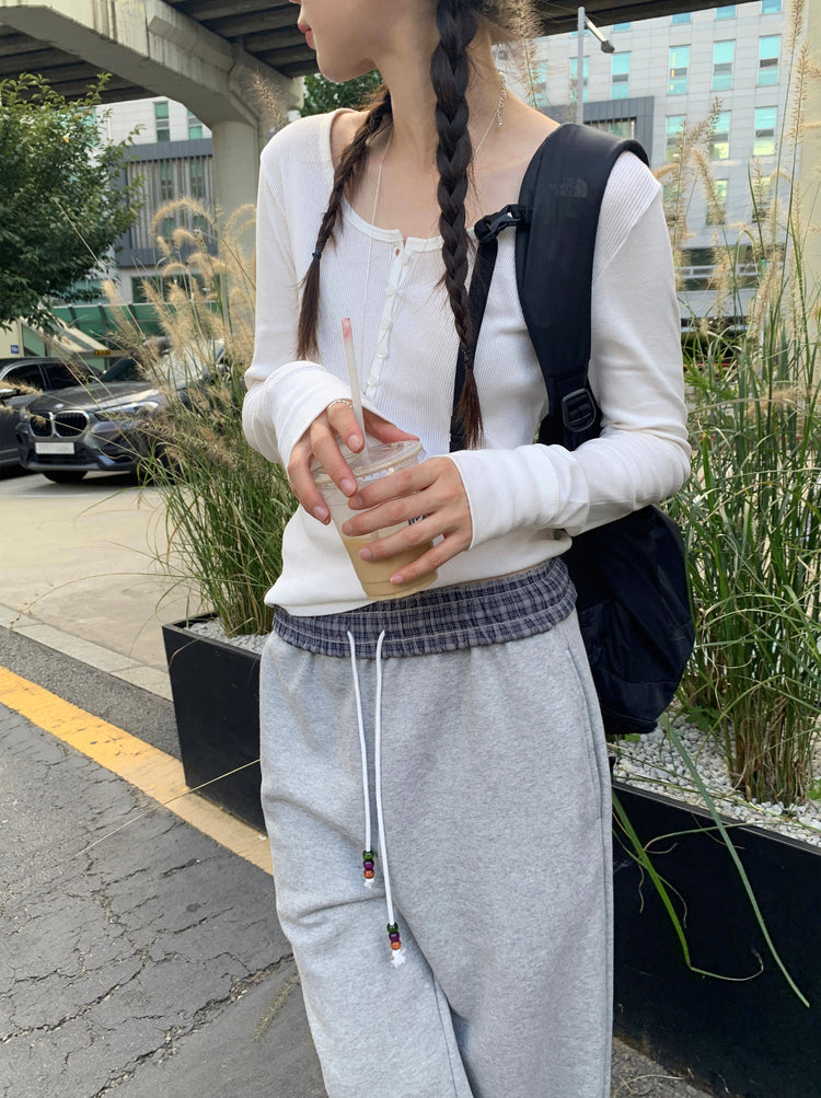 美色V領扣鈕修身上衣