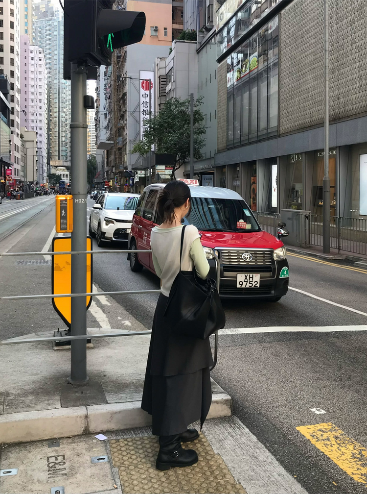 美肩鐵扣細節前後兩穿上衣