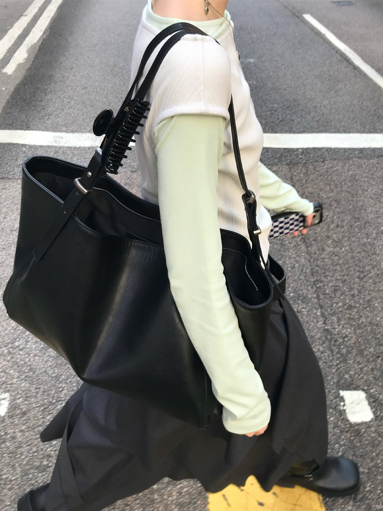 美肩鐵扣細節前後兩穿上衣