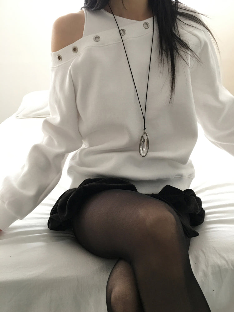 鉚釘圈細節假兩件美肩上衣