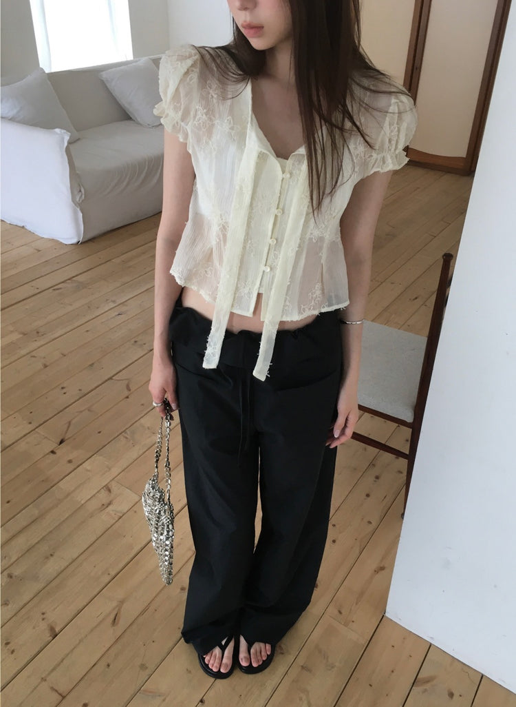 微透膚壓花綁帶細節上衣