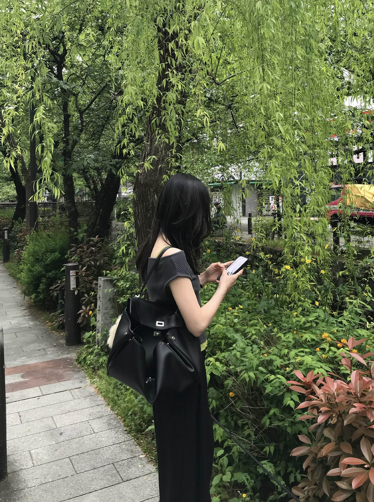 美肩鐵扣細節前後兩穿上衣