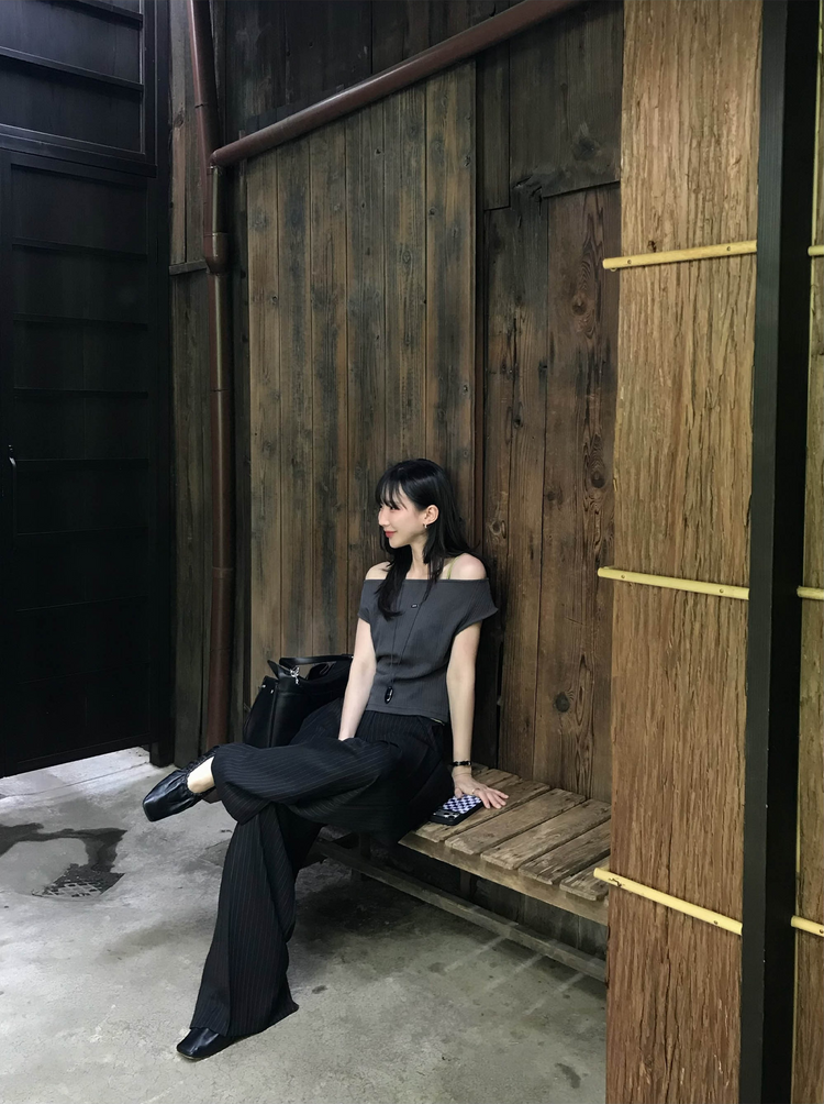 美肩鐵扣細節前後兩穿上衣
