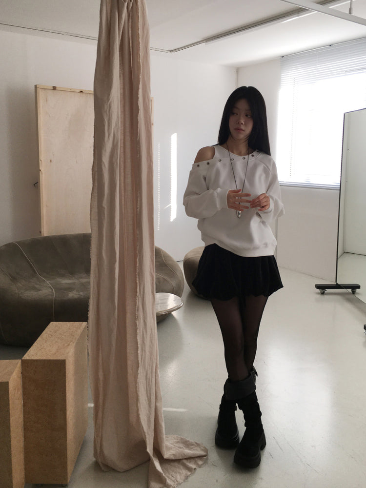 鉚釘圈細節假兩件美肩上衣