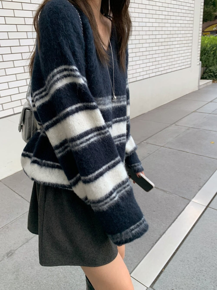V領撞色條紋細節毛衣