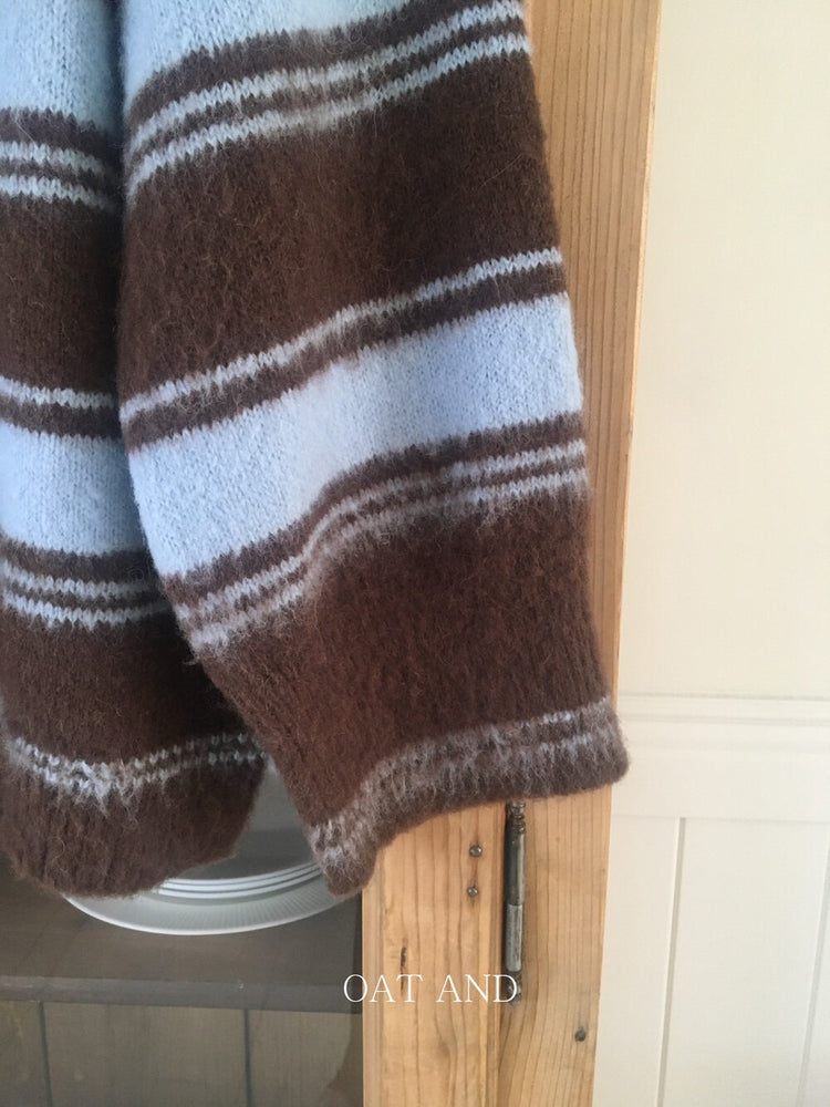 V領撞色條紋細節毛衣