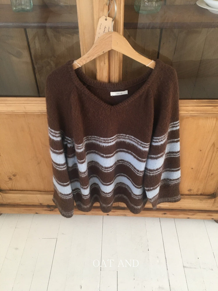 V領撞色條紋細節毛衣