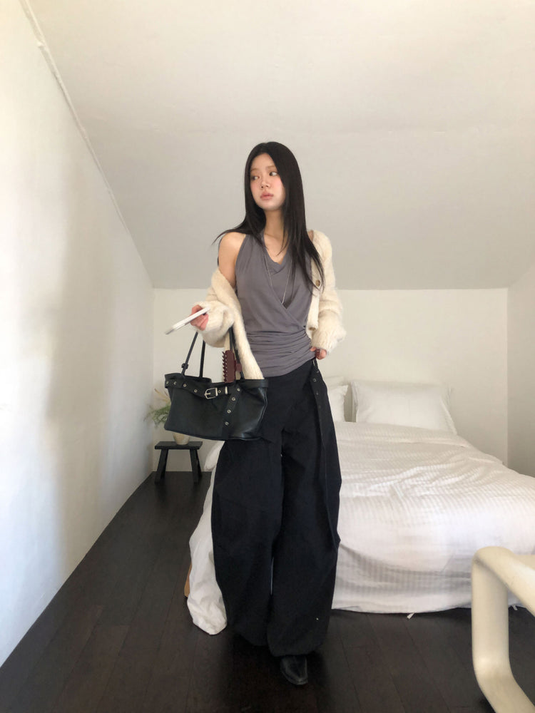 美色掛脖綁帶細節上衣