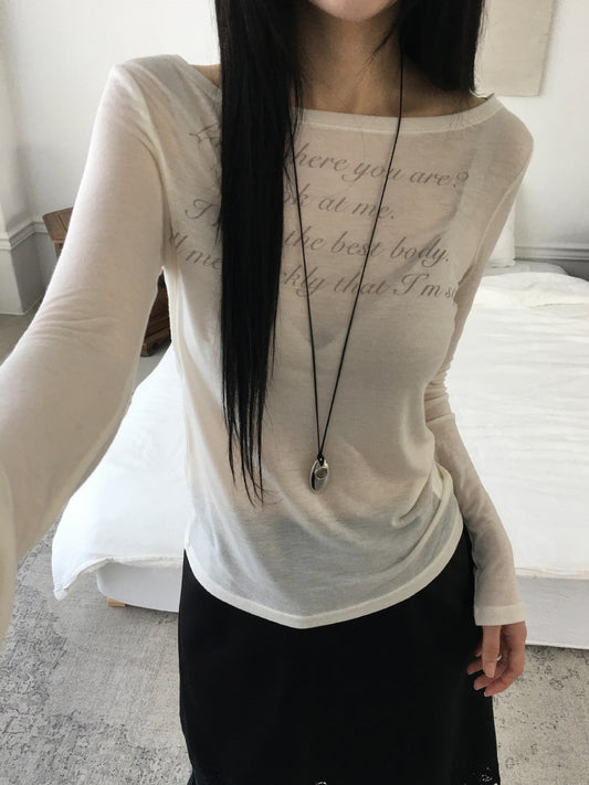 微透美鎖骨字母印花上衣