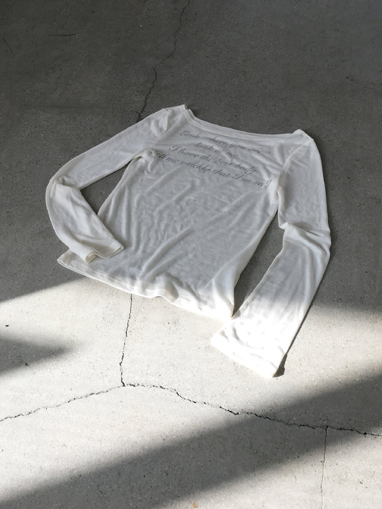 微透美鎖骨字母印花上衣