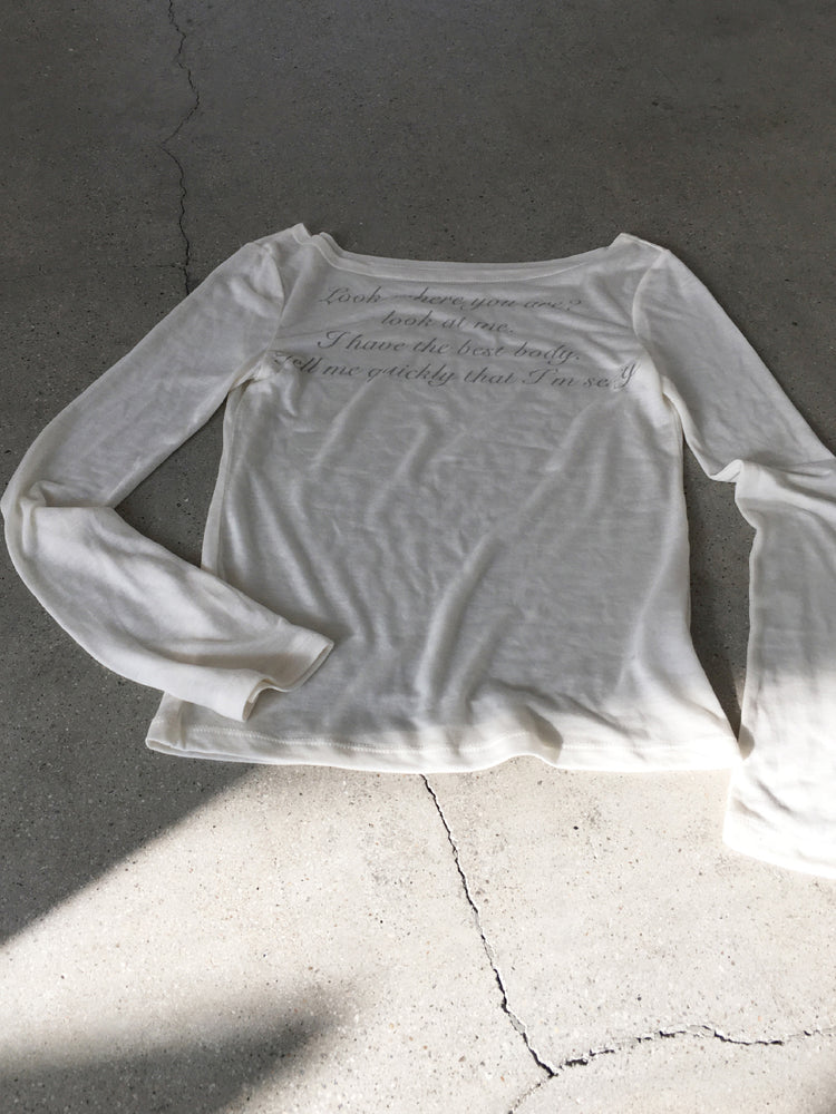 微透美鎖骨字母印花上衣