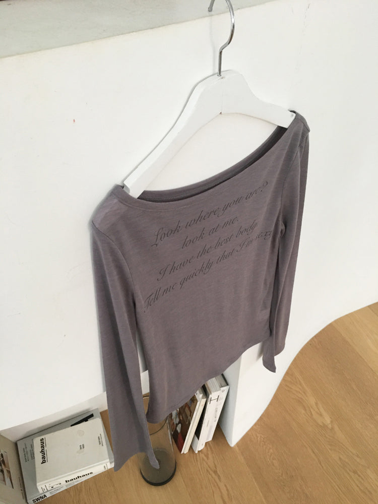 微透美鎖骨字母印花上衣