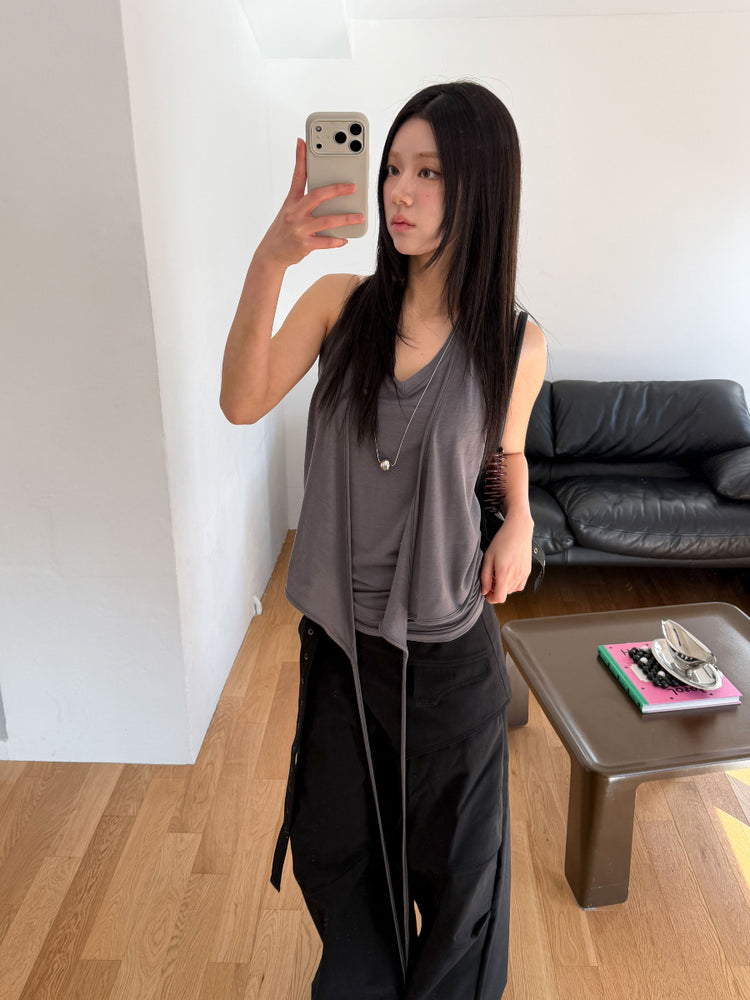 美色掛脖綁帶細節上衣