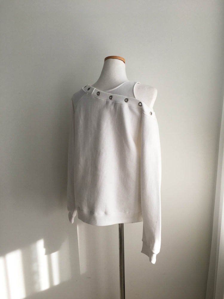 鉚釘圈細節假兩件美肩上衣