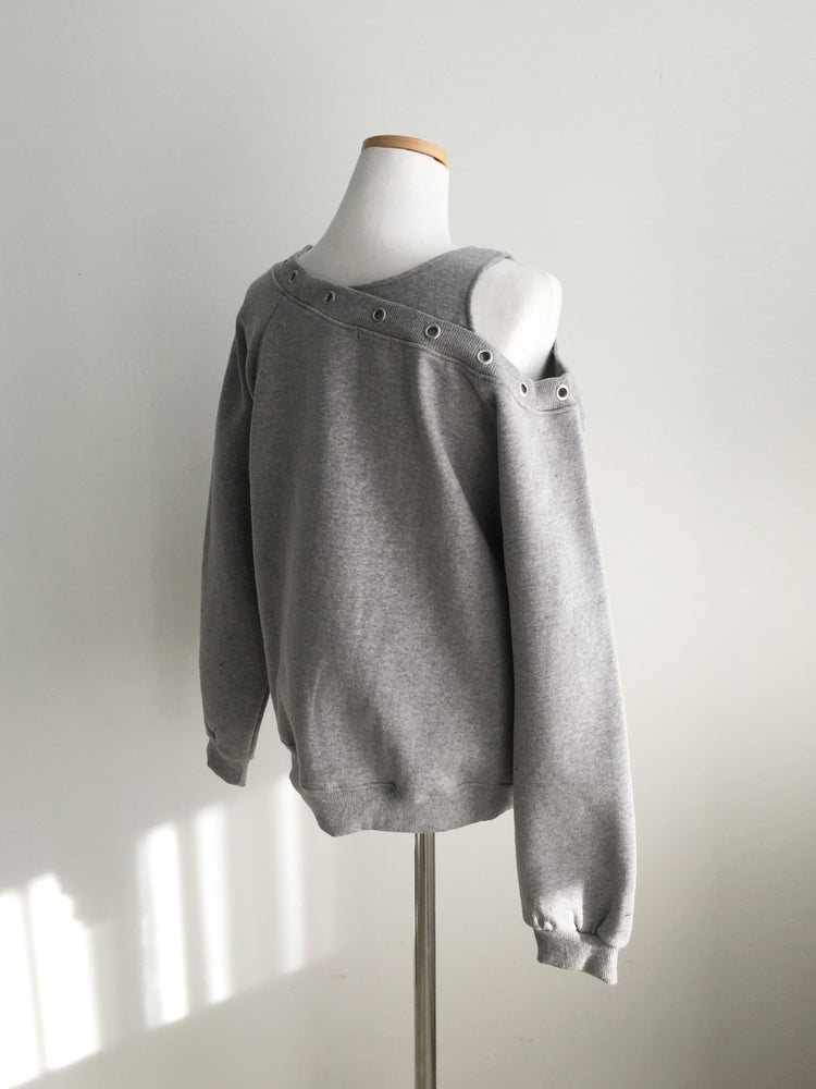 鉚釘圈細節假兩件美肩上衣