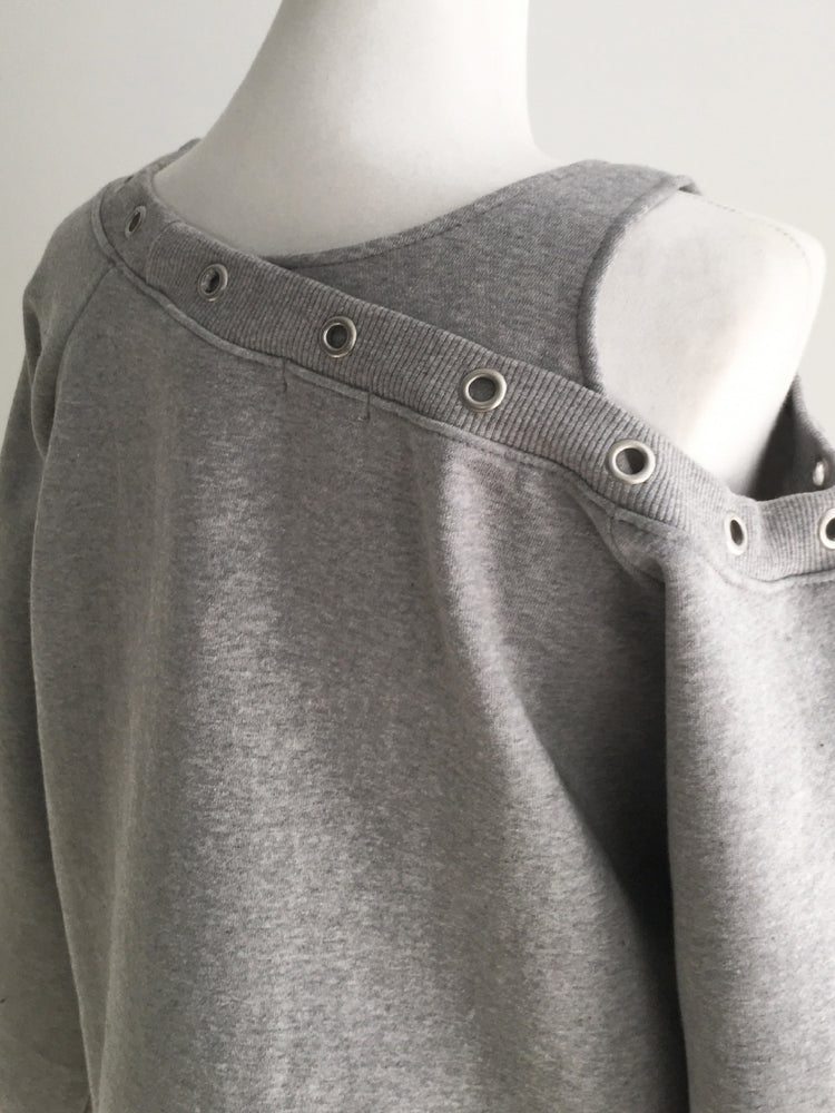 鉚釘圈細節假兩件美肩上衣