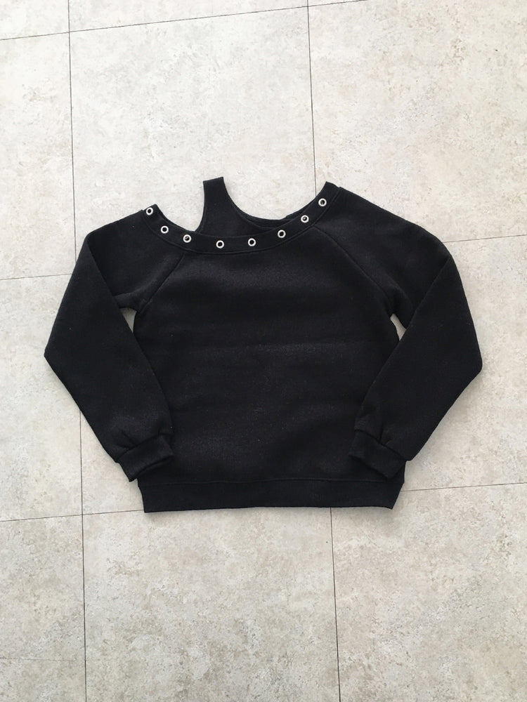 鉚釘圈細節假兩件美肩上衣