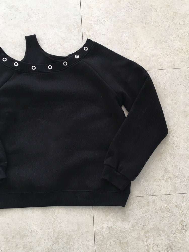 鉚釘圈細節假兩件美肩上衣